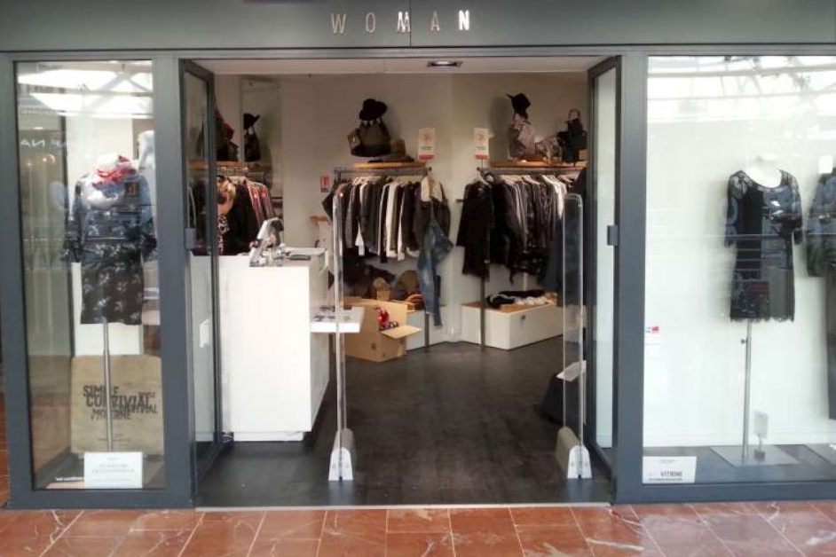 Portiques magasins pret a porter vitrine femmes - Antivol EAS - Retail - STACKR
