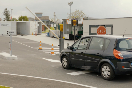 Barrieres automatiques acces entree decheterie voiture noire E-GESTRACK - Controle acces intelligent en decheterie - Collectivites - STACKR