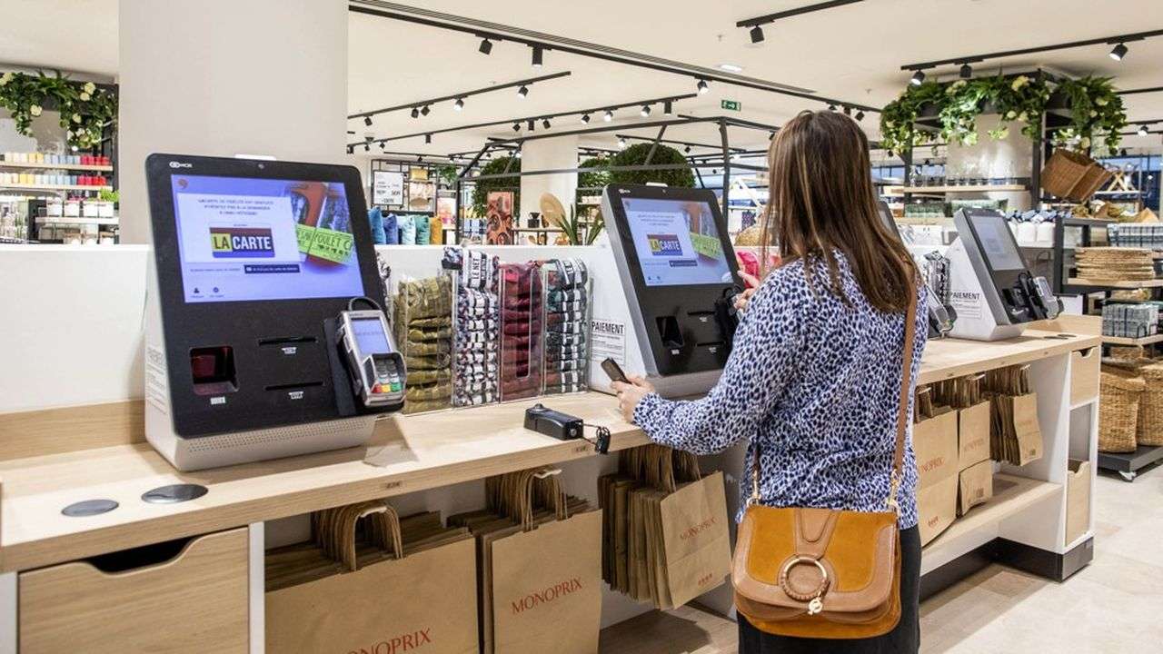 Photo d'une personne qui finalise ses courses et sa transaction sur une caisse automatique en magasin - STACKR